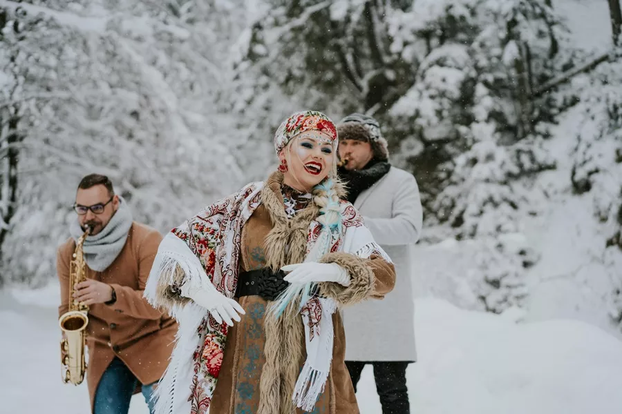 Zza kulis! Grupa disco polo Weź nie Pytaj postawiła na mocne trunki i śnieżny klimat! Ta premiera podbije rynek muzyczny?! 